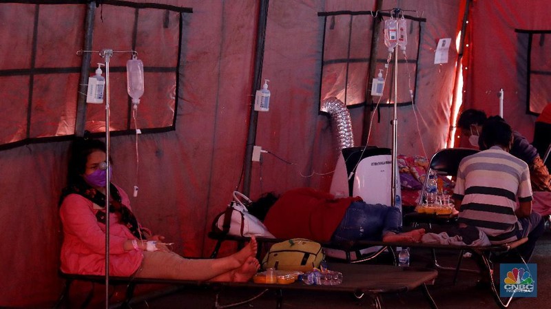 Sejumlah pekerja menyelesaikan pembangunan ruangan darurat Covid di RSUD Koja, Jakarta, (24/6/2021). Ruangan Instalasi Gawat Darurat (IGD) Covid-19 terus ditambahkan agar dapat menerima parsien Covid-19. Dilokasi banyak warga berdatangan dengan mobil ambulans dan mobil pribadi dengan gejala ringan.  (CNBC Indonesia/Tri Susilo)