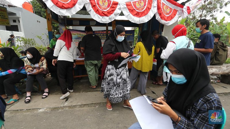Warga antre untuk penyuntikan vaksinasi Sinovac di zona merah dikawasan Tangerang, Rabu (23/6/221). (CNBC Indonesia/Tri Susilo)