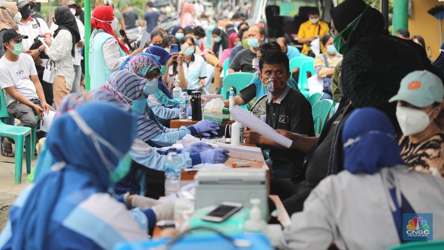 Warga antre untuk penyuntikan vaksinasi Sinovac di zona merah dikawasan Tangerang, Rabu (23/6/221). (CNBC Indonesia/Tri Susilo)