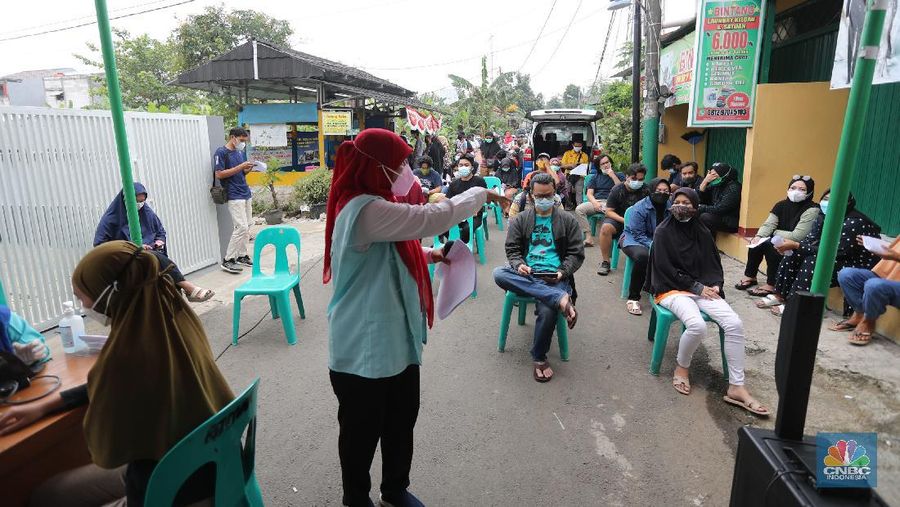 Warga antre untuk penyuntikan vaksinasi Sinovac di zona merah dikawasan Tangerang, Rabu (23/6/221). (CNBC Indonesia/Tri Susilo)