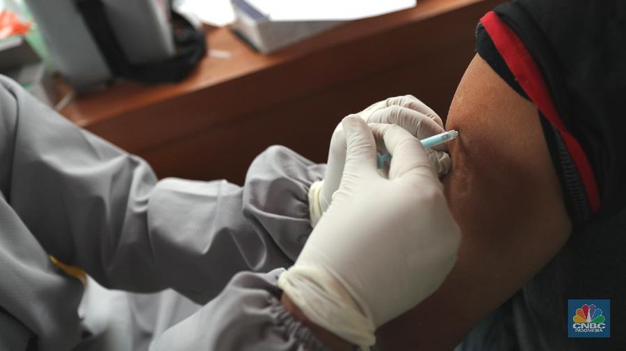 Warga antre untuk penyuntikan vaksinasi Sinovac di zona merah dikawasan Tangerang, Rabu (23/6/221). (CNBC Indonesia/Tri Susilo)
