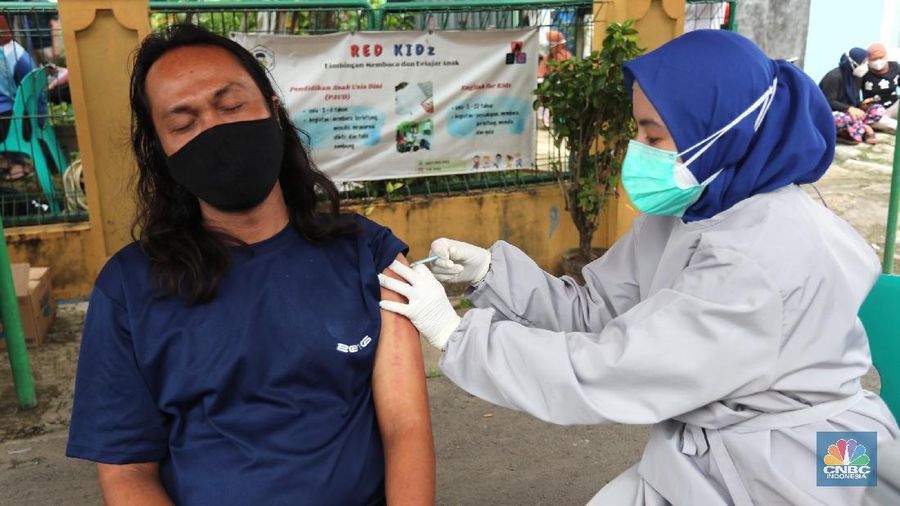 Warga antre untuk penyuntikan vaksinasi Sinovac di zona merah dikawasan Tangerang, Rabu (23/6/221). (CNBC Indonesia/Tri Susilo)