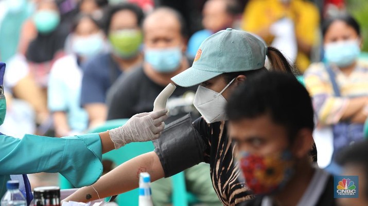 Warga antre untuk penyuntikan vaksinasi Sinovac di zona merah dikawasan Tangerang, Rabu (23/6/221). (CNBC Indonesia/Tri Susilo) Warga antre untuk penyuntikan vaksinasi Sinovac di zona merah dikawasan Tangerang, Rabu (23/6/221). (CNBC Indonesia/Tri Susilo)