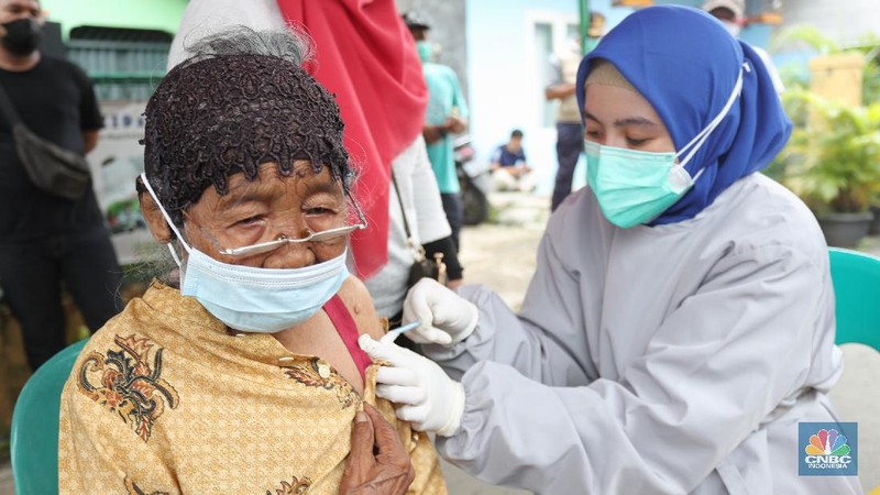 Warga antre untuk penyuntikan vaksinasi Sinovac di zona merah dikawasan Tangerang, Rabu (23/6/221). (CNBC Indonesia/Tri Susilo)