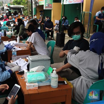 Ramai! Potret Antrean Vaksinasi di Zona Merah Tangerang