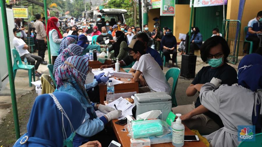 Sejumlah pekerja menyelesaikan pembangunan ruangan darurat Covid di RSUD Koja, Jakarta, (24/6/2021). Ruangan Instalasi Gawat Darurat (IGD) Covid-19 terus ditambahkan agar dapat menerima parsien Covid-19. Dilokasi banyak warga berdatangan dengan mobil ambulans dan mobil pribadi dengan gejala ringan.  (CNBC Indonesia/Tri Susilo)