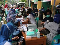 Ramai! Potret Antrean Vaksinasi di Zona Merah Tangerang