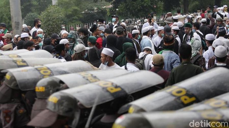 Kerumunan Massa di Tengah PPKM Mikro (CNBC Indonesia/Andrean Kristianto)