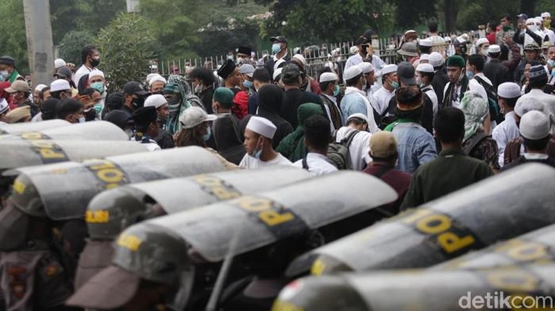 Kerumunan Massa di Tengah PPKM Mikro (CNBC Indonesia/Andrean Kristianto)