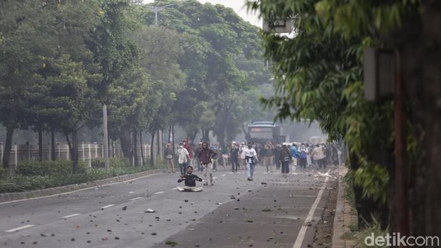 Kerumunan Massa di Tengah PPKM Mikro (CNBC Indonesia/Andrean Kristianto)