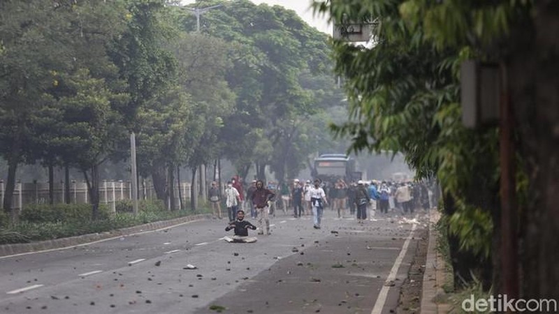 Kerumunan Massa di Tengah PPKM Mikro (CNBC Indonesia/Andrean Kristianto)
