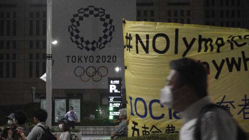 Protestors call for the cancelation of the Tokyo Olympics slated to start in 30 days, near the Tokyo Metropolitan Government building Wednesday, June 23, 2021, in Tokyo. (AP Photos/Kantaro Komiya)