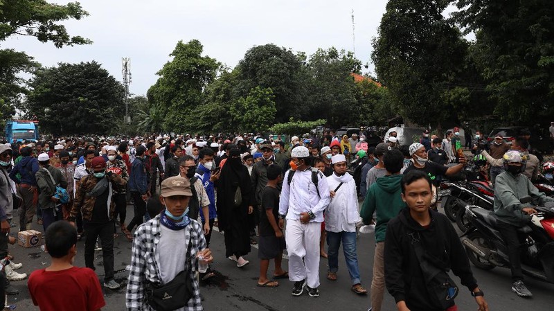 Kerumunan Massa di Tengah PPKM Mikro (CNBC Indonesia/Andrean Kristianto)