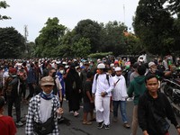 Kerumunan Massa Pendukung HRS di Tengah Pengetatan PPKM Mikro