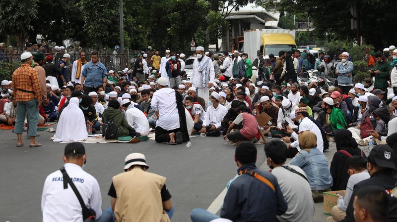 Kerumunan Massa di Tengah PPKM Mikro (CNBC Indonesia/Andrean Kristianto)