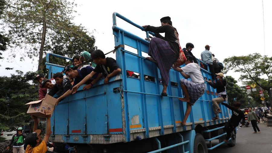 Kerumunan Massa di Tengah PPKM Mikro (CNBC Indonesia/Andrean Kristianto)