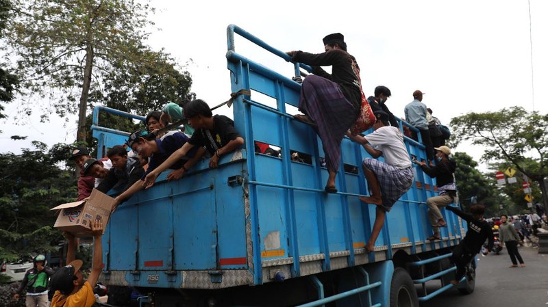 Kerumunan Massa di Tengah PPKM Mikro (CNBC Indonesia/Andrean Kristianto)