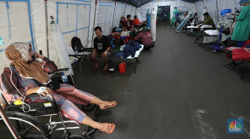 Lonjakan kasus covid-19 di Ibu Kota membuat pasien mendaftar di rumah sakit rujukan covid-19 membeludak. RSUD Cengkareng, Jakarta Barat, mendirikan tenda darurat untuk merespons tingkat keterisian tempat tidur perawatan dan ICU yang sangat tinggi. (CNBC Indonesia/Tri Susilo)