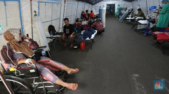Lonjakan kasus covid-19 di Ibu Kota membuat pasien mendaftar di rumah sakit rujukan covid-19 membeludak. RSUD Cengkareng, Jakarta Barat, mendirikan tenda darurat untuk merespons tingkat keterisian tempat tidur perawatan dan ICU yang sangat tinggi. (CNBC Indonesia/Tri Susilo) Lonjakan kasus covid-19 di Ibu Kota membuat pasien mendaftar di rumah sakit rujukan covid-19 membeludak. RSUD Cengkareng, Jakarta Barat, mendirikan tenda darurat untuk merespons tingkat keterisian tempat tidur perawatan dan ICU yang sangat tinggi. (CNBC Indonesia/Tri Susilo)