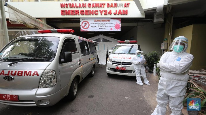 Lonjakan kasus covid-19 di Ibu Kota membuat pasien mendaftar di rumah sakit rujukan covid-19 membeludak. RSUD Cengkareng, Jakarta Barat, mendirikan tenda darurat untuk merespons tingkat keterisian tempat tidur perawatan dan ICU yang sangat tinggi. (CNBC Indonesia/Tri Susilo) Lonjakan kasus covid-19 di Ibu Kota membuat pasien mendaftar di rumah sakit rujukan covid-19 membeludak. RSUD Cengkareng, Jakarta Barat, mendirikan tenda darurat untuk merespons tingkat keterisian tempat tidur perawatan dan ICU yang sangat tinggi. (CNBC Indonesia/Tri Susilo)