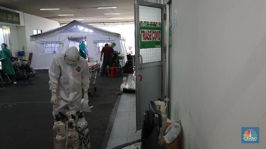 Lonjakan kasus covid-19 di Ibu Kota membuat pasien mendaftar di rumah sakit rujukan covid-19 membeludak. RSUD Cengkareng, Jakarta Barat, mendirikan tenda darurat untuk merespons tingkat keterisian tempat tidur perawatan dan ICU yang sangat tinggi. (CNBC Indonesia/Tri Susilo)