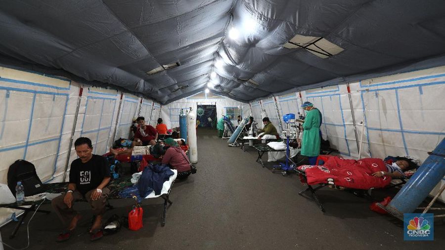 Lonjakan kasus covid-19 di Ibu Kota membuat pasien mendaftar di rumah sakit rujukan covid-19 membeludak. RSUD Cengkareng, Jakarta Barat, mendirikan tenda darurat untuk merespons tingkat keterisian tempat tidur perawatan dan ICU yang sangat tinggi. (CNBC Indonesia/Tri Susilo)