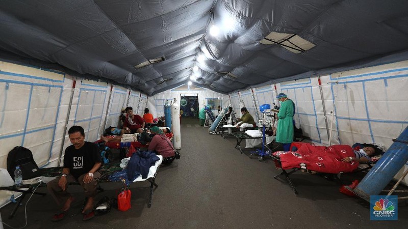Lonjakan kasus covid-19 di Ibu Kota membuat pasien mendaftar di rumah sakit rujukan covid-19 membeludak. RSUD Cengkareng, Jakarta Barat, mendirikan tenda darurat untuk merespons tingkat keterisian tempat tidur perawatan dan ICU yang sangat tinggi. (CNBC Indonesia/Tri Susilo)