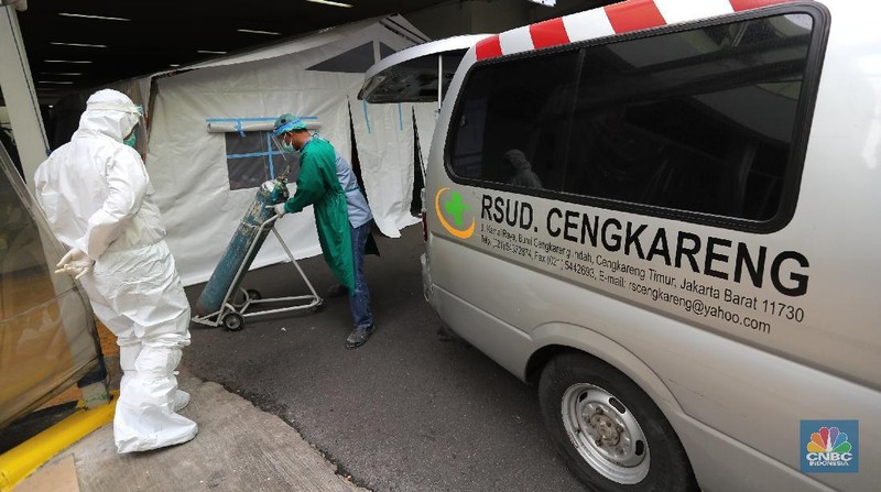Lonjakan kasus covid-19 di Ibu Kota membuat pasien mendaftar di rumah sakit rujukan covid-19 membeludak. RSUD Cengkareng, Jakarta Barat, mendirikan tenda darurat untuk merespons tingkat keterisian tempat tidur perawatan dan ICU yang sangat tinggi. (CNBC Indonesia/Tri Susilo)