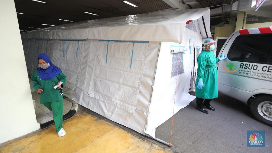 Lonjakan kasus covid-19 di Ibu Kota membuat pasien mendaftar di rumah sakit rujukan covid-19 membeludak. RSUD Cengkareng, Jakarta Barat, mendirikan tenda darurat untuk merespons tingkat keterisian tempat tidur perawatan dan ICU yang sangat tinggi. (CNBC Indonesia/Tri Susilo)