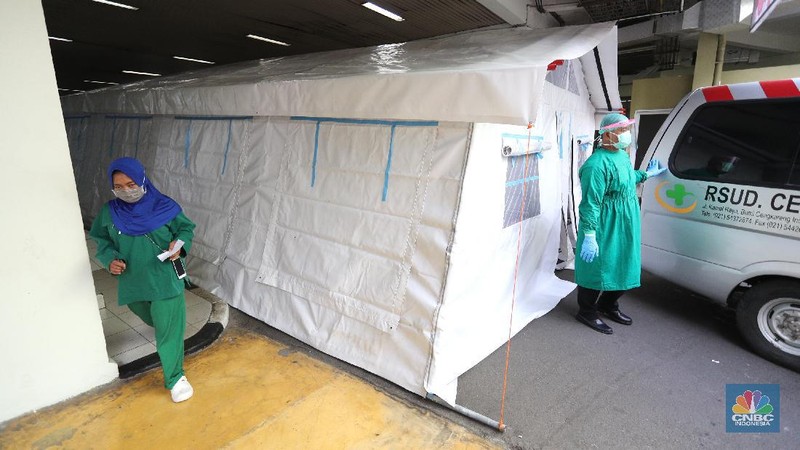Lonjakan kasus covid-19 di Ibu Kota membuat pasien mendaftar di rumah sakit rujukan covid-19 membeludak. RSUD Cengkareng, Jakarta Barat, mendirikan tenda darurat untuk merespons tingkat keterisian tempat tidur perawatan dan ICU yang sangat tinggi. (CNBC Indonesia/Tri Susilo)