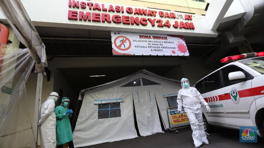 Lonjakan kasus covid-19 di Ibu Kota membuat pasien mendaftar di rumah sakit rujukan covid-19 membeludak. RSUD Cengkareng, Jakarta Barat, mendirikan tenda darurat untuk merespons tingkat keterisian tempat tidur perawatan dan ICU yang sangat tinggi. (CNBC Indonesia/Tri Susilo)