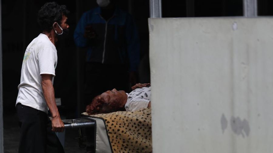 Sejumlah pekerja menyelesaikan pembangunan ruangan darurat Covid di RSUD Koja, Jakarta, (24/6/2021). Ruangan Instalasi Gawat Darurat (IGD) Covid-19 terus ditambahkan agar dapat menerima parsien Covid-19. Dilokasi banyak warga berdatangan dengan mobil ambulans dan mobil pribadi dengan gejala ringan.  (CNBC Indonesia/Tri Susilo)