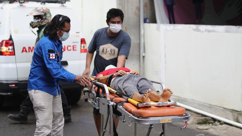Lonjakan kasus covid-19 di Ibu Kota membuat pasien mendaftar di rumah sakit rujukan covid-19 membeludak. RSUD Cengkareng, Jakarta Barat, mendirikan tenda darurat untuk merespons tingkat keterisian tempat tidur perawatan dan ICU yang sangat tinggi. (CNBC Indonesia/Tri Susilo)