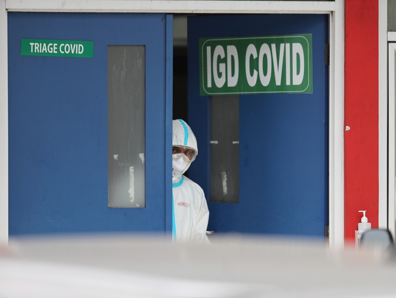 Antrean Pasien Covid di RSUD Cengkareng (CNBC Indonesia/Tri Susilo) Antrean Pasien Covid di RSUD Cengkareng (CNBC Indonesia/Tri Susilo)