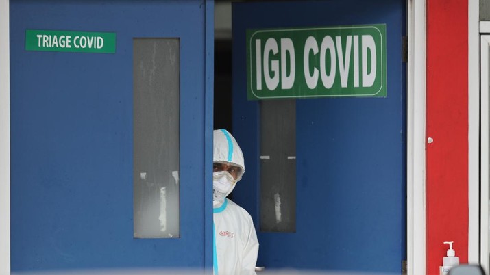 Sejumlah pekerja menyelesaikan pembangunan ruangan darurat Covid di RSUD Koja, Jakarta, (24/6/2021). Ruangan Instalasi Gawat Darurat (IGD) Covid-19 terus ditambahkan agar dapat menerima parsien Covid-19. Dilokasi banyak warga berdatangan dengan mobil ambulans dan mobil pribadi dengan gejala ringan.  (CNBC Indonesia/Tri Susilo)