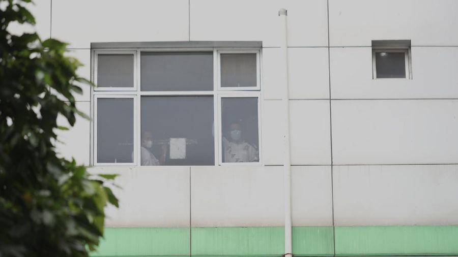 Lonjakan kasus covid-19 di Ibu Kota membuat pasien mendaftar di rumah sakit rujukan covid-19 membeludak. RSUD Cengkareng, Jakarta Barat, mendirikan tenda darurat untuk merespons tingkat keterisian tempat tidur perawatan dan ICU yang sangat tinggi. (CNBC Indonesia/Tri Susilo)