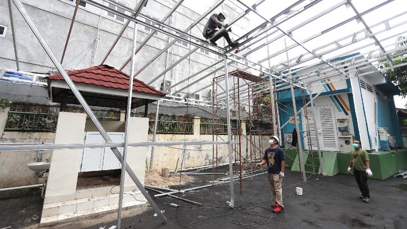 Lonjakan kasus covid-19 di Ibu Kota membuat pasien mendaftar di rumah sakit rujukan covid-19 membeludak. RSUD Cengkareng, Jakarta Barat, mendirikan tenda darurat untuk merespons tingkat keterisian tempat tidur perawatan dan ICU yang sangat tinggi. (CNBC Indonesia/Tri Susilo)