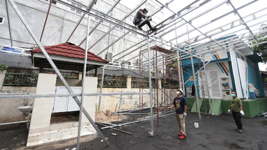 Sejumlah pekerja menyelesaikan pembangunan ruangan darurat Covid di RSUD Koja, Jakarta, (24/6/2021). Ruangan Instalasi Gawat Darurat (IGD) Covid-19 terus ditambahkan agar dapat menerima parsien Covid-19. Dilokasi banyak warga berdatangan dengan mobil ambulans dan mobil pribadi dengan gejala ringan. (CNBC Indonesia/Tri Susilo)