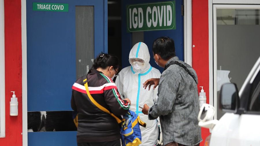 Sejumlah pekerja menyelesaikan pembangunan ruangan darurat Covid di RSUD Koja, Jakarta, (24/6/2021). Ruangan Instalasi Gawat Darurat (IGD) Covid-19 terus ditambahkan agar dapat menerima parsien Covid-19. Dilokasi banyak warga berdatangan dengan mobil ambulans dan mobil pribadi dengan gejala ringan.  (CNBC Indonesia/Tri Susilo)
