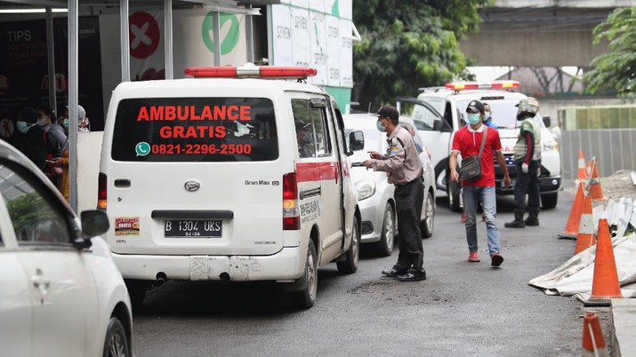 Sejumlah pekerja menyelesaikan pembangunan ruangan darurat Covid di RSUD Koja, Jakarta, (24/6/2021). Ruangan Instalasi Gawat Darurat (IGD) Covid-19 terus ditambahkan agar dapat menerima parsien Covid-19. Dilokasi banyak warga berdatangan dengan mobil ambulans dan mobil pribadi dengan gejala ringan.  (CNBC Indonesia/Tri Susilo)