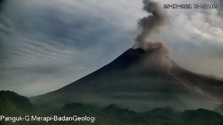 Terjadi 3 kali awanpanas guguran di #Merapi tanggal 25 Juni 2021 pukul 04.43 WIB tercatat di seismogram dengan amplitudo 75 mm dan durasi 61, 132, dan 245 detik. Jarak luncur maks 3 km ke arah tenggara. Teramati kolom asap setinggi ±1000 m di atas puncak.   (Tangkapan Layar Twitter @BPPTKG)