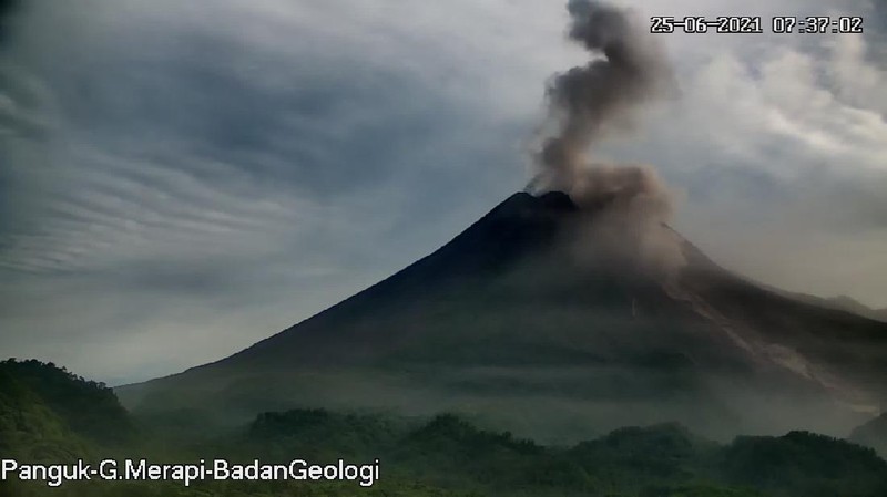Terjadi 3 kali awanpanas guguran di #Merapi tanggal 25 Juni 2021 pukul 04.43 WIB tercatat di seismogram dengan amplitudo 75 mm dan durasi 61, 132, dan 245 detik. Jarak luncur maks 3 km ke arah tenggara. Teramati kolom asap setinggi ±1000 m di atas puncak.   (Tangkapan Layar Twitter @BPPTKG)
