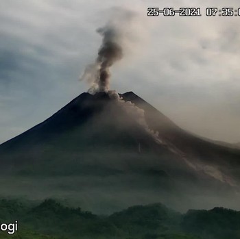 Penampakan Terkini Gunung Merapi Erupsi, Keluarkan Awan Panas