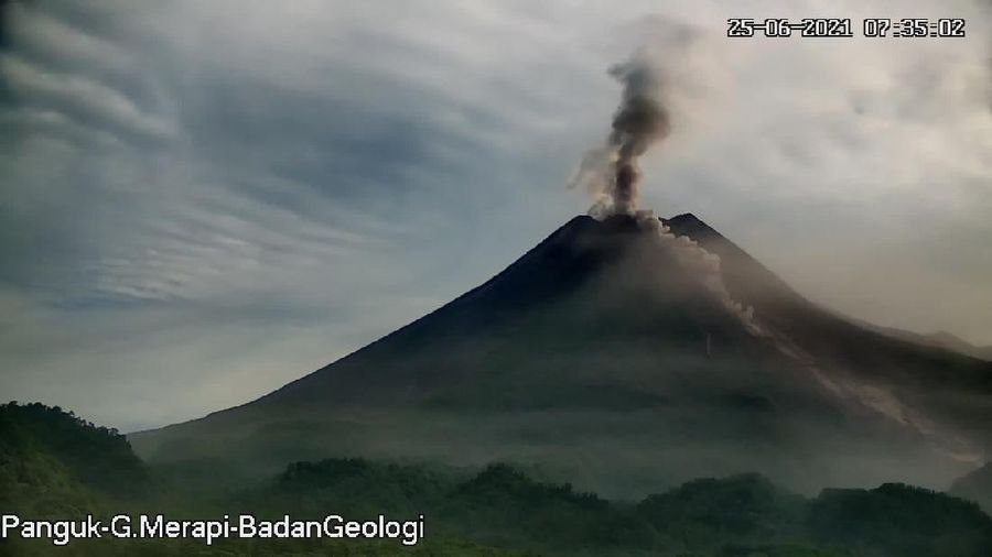 Terjadi 3 kali awanpanas guguran di #Merapi tanggal 25 Juni 2021 pukul 04.43 WIB tercatat di seismogram dengan amplitudo 75 mm dan durasi 61, 132, dan 245 detik. Jarak luncur maks 3 km ke arah tenggara. Teramati kolom asap setinggi ±1000 m di atas puncak.   (Tangkapan Layar Twitter @BPPTKG)