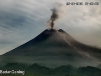 Penampakan Terkini Gunung Merapi Erupsi, Keluarkan Awan Panas