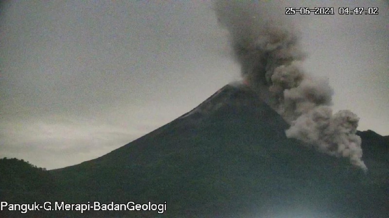 Terjadi 3 kali awanpanas guguran di #Merapi tanggal 25 Juni 2021 pukul 04.43 WIB tercatat di seismogram dengan amplitudo 75 mm dan durasi 61, 132, dan 245 detik. Jarak luncur maks 3 km ke arah tenggara. Teramati kolom asap setinggi ±1000 m di atas puncak.   (Tangkapan Layar Twitter @BPPTKG)