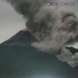 Gunung Merapi Semburkan Awan Panas 5 Kali, Terjauh 3 Km!