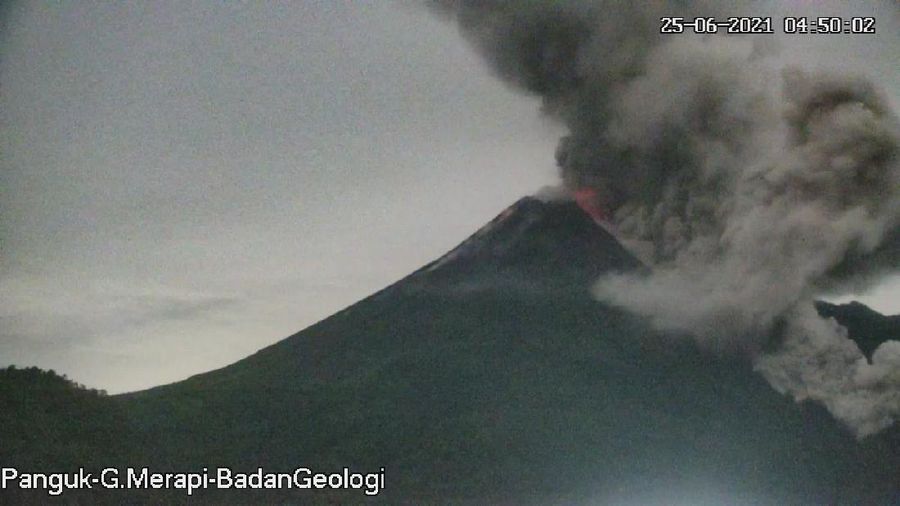 Terjadi 3 kali awanpanas guguran di #Merapi tanggal 25 Juni 2021 pukul 04.43 WIB tercatat di seismogram dengan amplitudo 75 mm dan durasi 61, 132, dan 245 detik. Jarak luncur maks 3 km ke arah tenggara. Teramati kolom asap setinggi ±1000 m di atas puncak.   (Tangkapan Layar Twitter @BPPTKG)