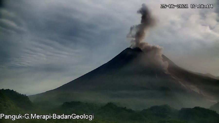 Terjadi 3 kali awanpanas guguran di #Merapi tanggal 25 Juni 2021 pukul 04.43 WIB tercatat di seismogram dengan amplitudo 75 mm dan durasi 61, 132, dan 245 detik. Jarak luncur maks 3 km ke arah tenggara. Teramati kolom asap setinggi ±1000 m di atas puncak.   (Tangkapan Layar Twitter @BPPTKG)