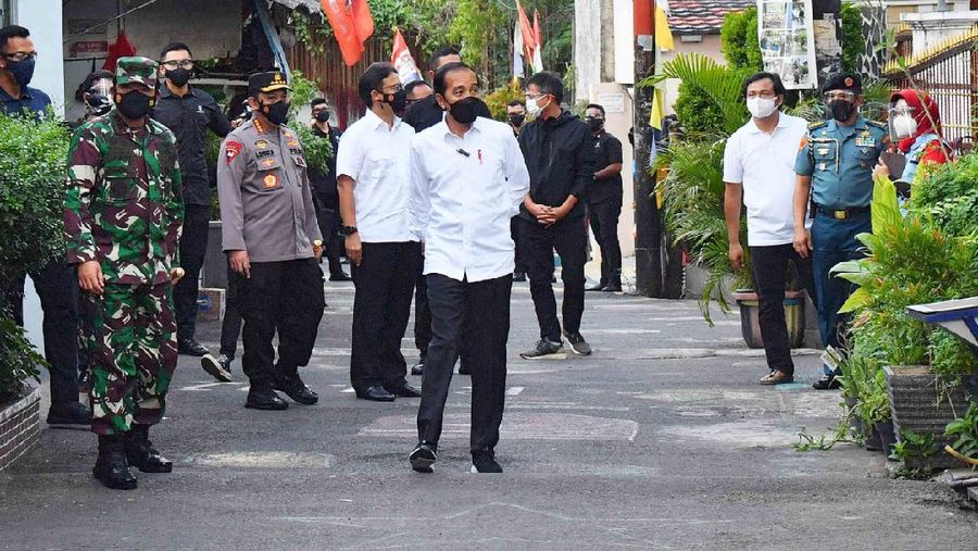 Sejumlah pekerja menyelesaikan pembangunan ruangan darurat Covid di RSUD Koja, Jakarta, (24/6/2021). Ruangan Instalasi Gawat Darurat (IGD) Covid-19 terus ditambahkan agar dapat menerima parsien Covid-19. Dilokasi banyak warga berdatangan dengan mobil ambulans dan mobil pribadi dengan gejala ringan.  (CNBC Indonesia/Tri Susilo)